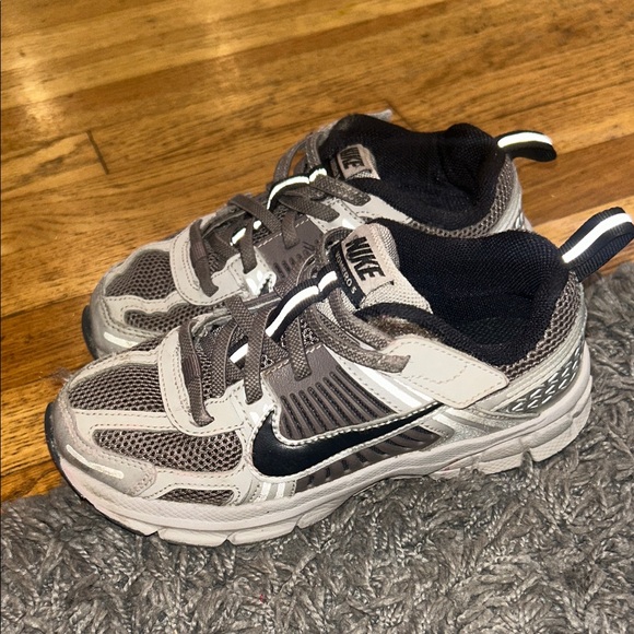 Nike Kids' Vomero 5 Sneaker Gray and Black Size 13C - Picture 2 of 9